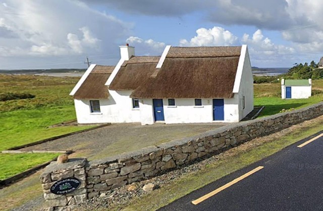 Beautiful thatched cottage. Walk to the beach and village