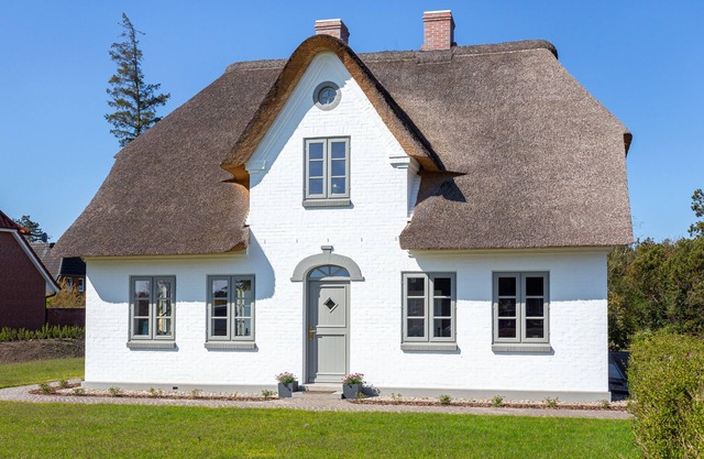 Beautiful thatched roof house in Nebel, wonderful location!