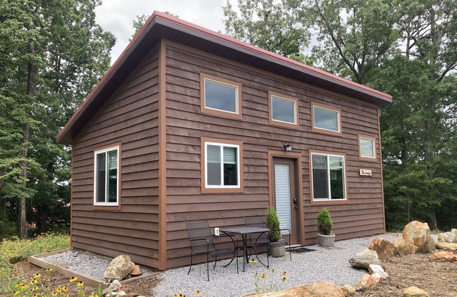 Beautiful Tiny Home on Lovely Horse Farm!! Nature views and seasonal gardens!