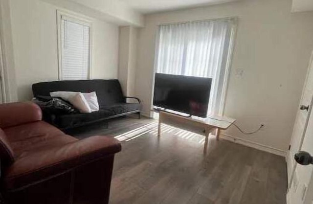 Beautiful townhome located in Whitby with 3 beds and 2.5 bathrooms.