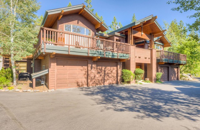 Beautiful townhome w/ lakeview, fireplace, mountain view, grill, & washer/dryer
