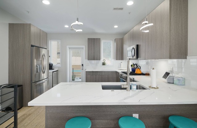 Beautiful Townhome - fully furnished with home gym and hot tub!