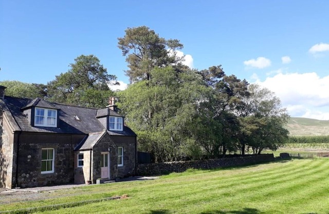 Beautiful Traditional secluded country cottage, Fantastic view!