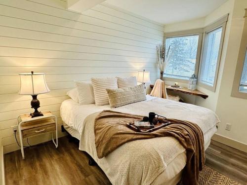 Beautiful tranquil centrally located condo