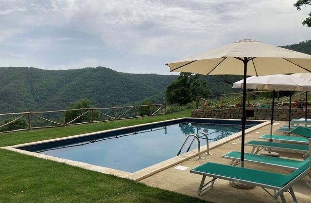 Gran casa de campo renovada con piscina, ideal para pequeños grupos