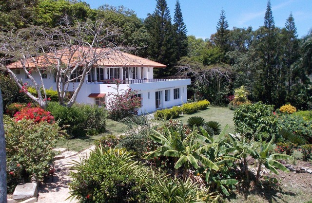 Hermoso apartamento de dos habitaciones con maravillosa vista al mar, totalmente equipado.