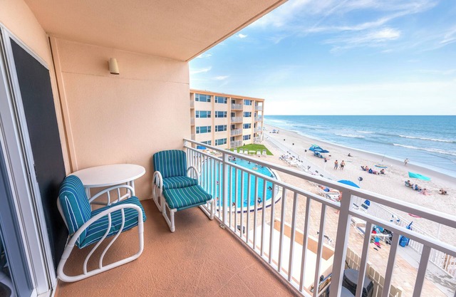 Hermosa udpdated condominio frente al mar de 2 habitaciones y 2 baños con increíbles vistas al mar!