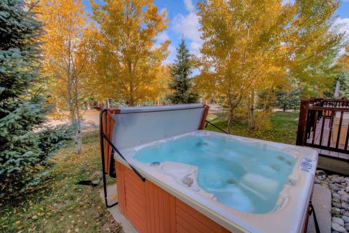 Beautiful Unit in Quiet Area with Shuttle to Slopes