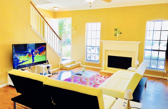 HERMOSO ACTUALIZADO 2bd / 2. 5BA CASA DE PUEBLO CON PUERTA! + PISCINA Y VIVIENDA EN EL LAGO!