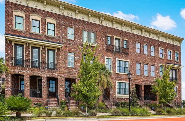 Beautiful Upper East River Retreat! - Garage Parking Included!