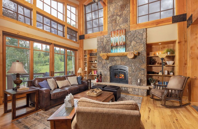 Beautiful Upscale Home on the Golf Course with Two Master Suites, Private hot tub