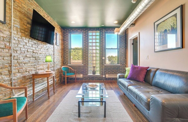 Beautiful Urban Loft Style Apt* Safe Secure* Great Location* 2 Bedrooms*