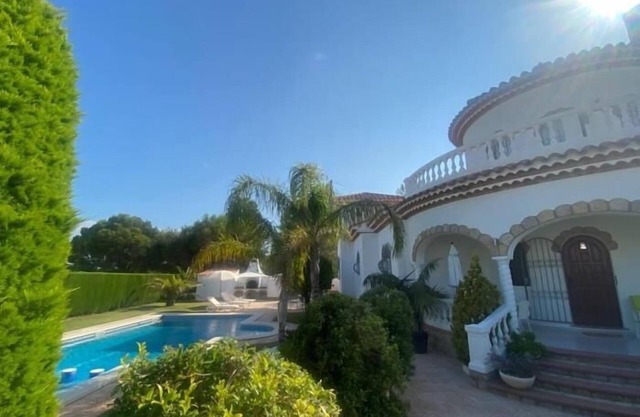 Hermosa villa con piscina privada en Miami platja !