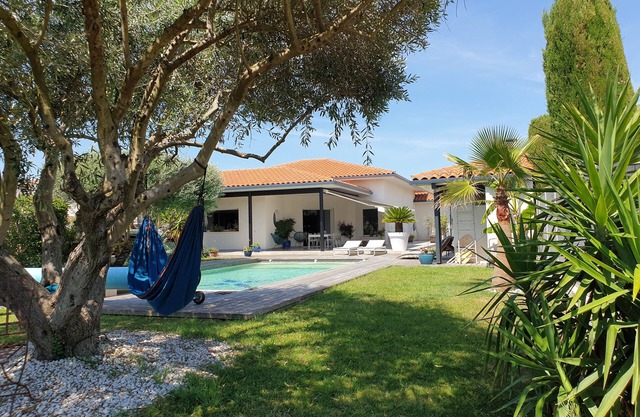 Beautiful villa, swimming pool and cicadas in a quiet area near the sea!