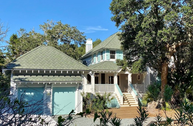 Beautiful vacation home, centrally located, close to Beaches and BHI Club