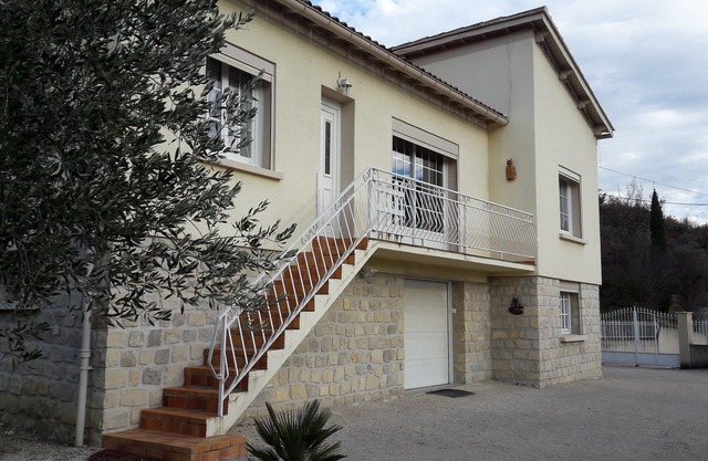 Hermosa casa muy luminosa con jardín, patio y aparcamiento cerrado