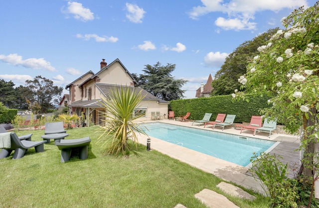 Beautiful Villa with Heated Pool Sauna Sea view 2 min to beach, 8 pers.