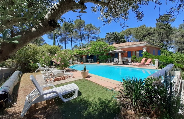 Villa muy hermosa en 4200 M2 - Gran piscina - Sin vecinos - 15 personas