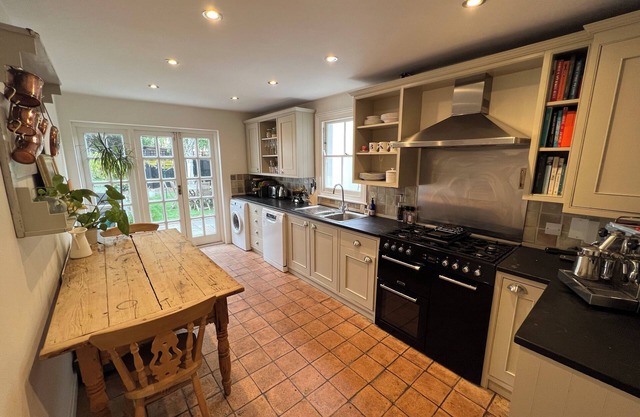 Beautiful Victorian townhouse close to tube!