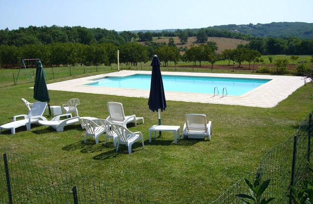 Amplia casa de campo para 8 personas, 4 dormitorios en una tranquila piscina cerca de Sarlat