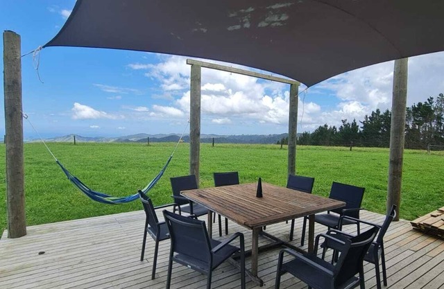 Beautiful views in a quiet country side, 5 mins to the beach.