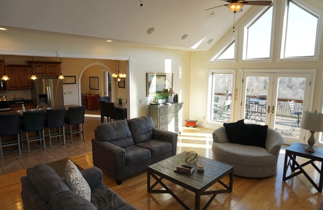 Beautiful Views of Dale Hollow Lake, 5 bedroom, sleeps 15