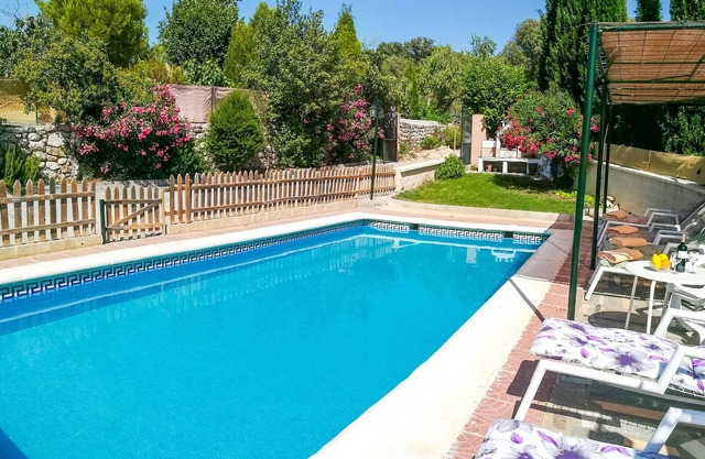 Hermosa villa en un terreno privado con olivos y árboles frutales