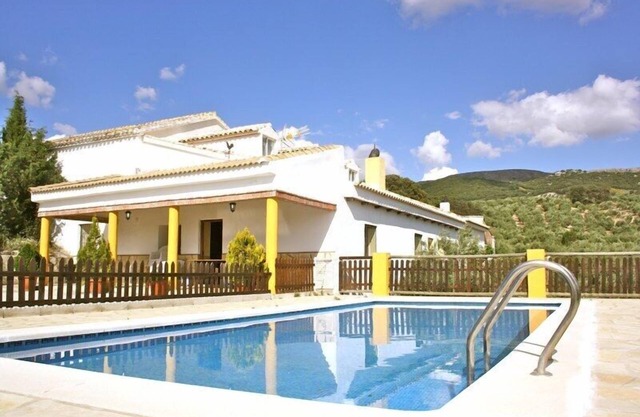 Hermosa villa en un terreno privado con olivos y árboles frutales