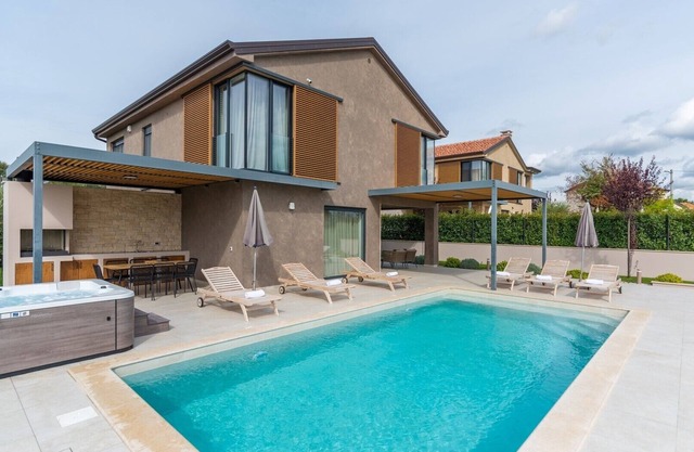 Villa Albona / Modern Villa Albona near Poreč, Istria