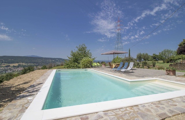 Preciosa casa de vacaciones con piscina, WIFI, TV, balcón, vista panorámica y aparcamiento