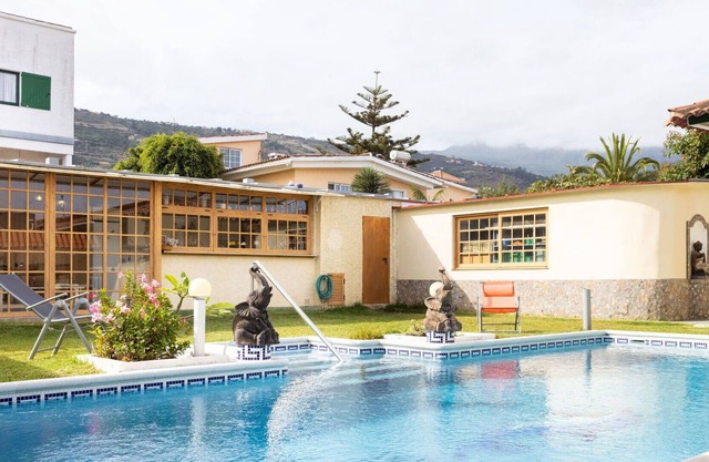 Estupenda casa de vacaciones para 4 personas con piscina, WIFI, TV y patio