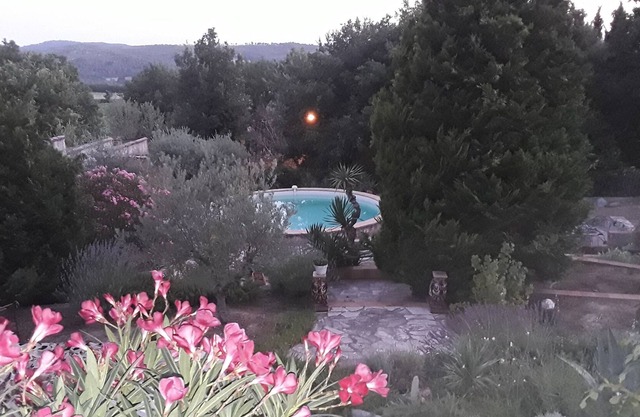 Hermosa villa en un entorno verde para momentos de felicidad.
