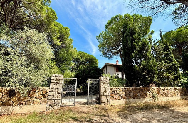 Villa en bosque de pinos con 1400 metros cuadrados de jardín, a 150 metros de la playa.