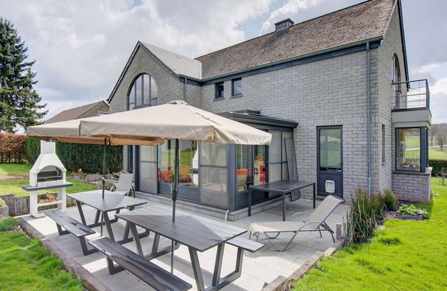 Hermosa villa en Houffalize con máquina de pinball y sala de relajación