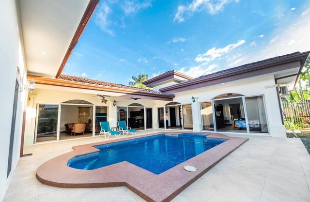 This villa is a 4 bedroom(s), 4 bathrooms, located in Bejuco, Puntarenas Province.
