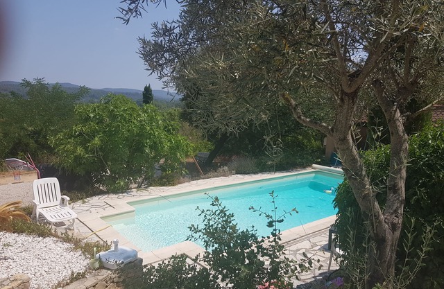 Hermosa villa en la Provenza verde con piscina y bolera