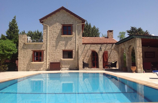 Hermosa villa, gran jardín privado con piscina, wifi gratuito