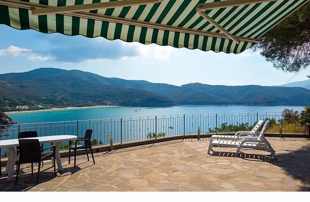 Villa en una posición única, en la bahía de Forno y a pocos pasos de la playa.