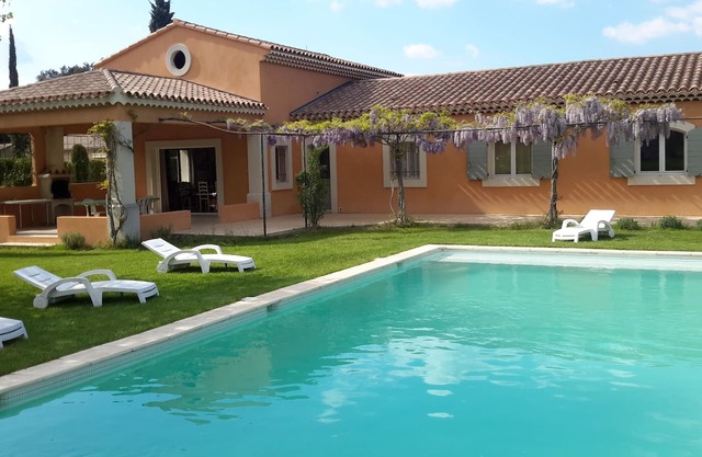 HERMOSA VILLA, ISLA CERCA DE SORGUE, VISTA EXCEPCIONAL EN LUBERON