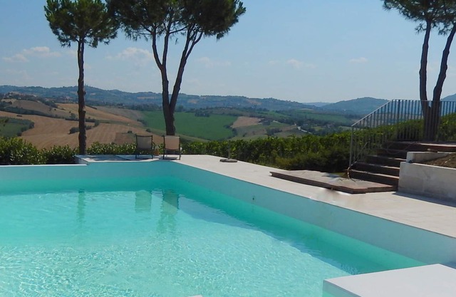 Hermosa villa con vistas al mar en las colinas de Cattolica. Gran piscina privada.