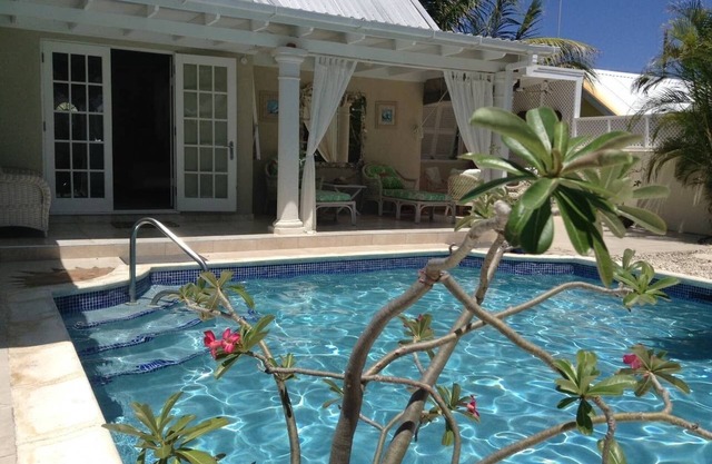 Hermosa villa, piscina privada, terrazas, jardín, conexión inalámbrica a internet de alta velocidad, a pasos de la playa