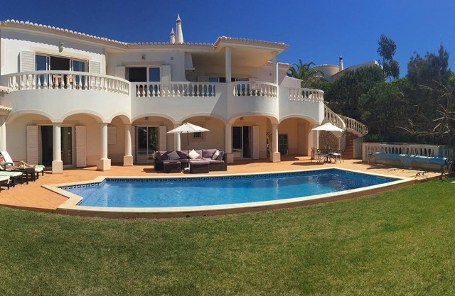 Hermosa villa con piscina privada climatizada en cinco estrellas de golf y complejo de ocio.