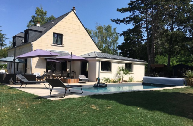 Beautiful Villa with swimming pool close to Paris and Versailles