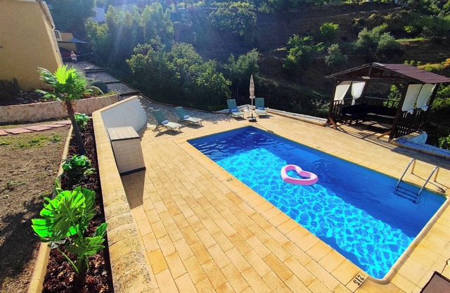 Villa con piscina privada vistas a la montaña/ Private pool breathtaking views