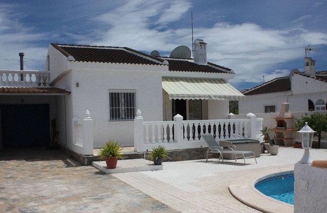 Hermosa villa con piscina privada y jardín.
