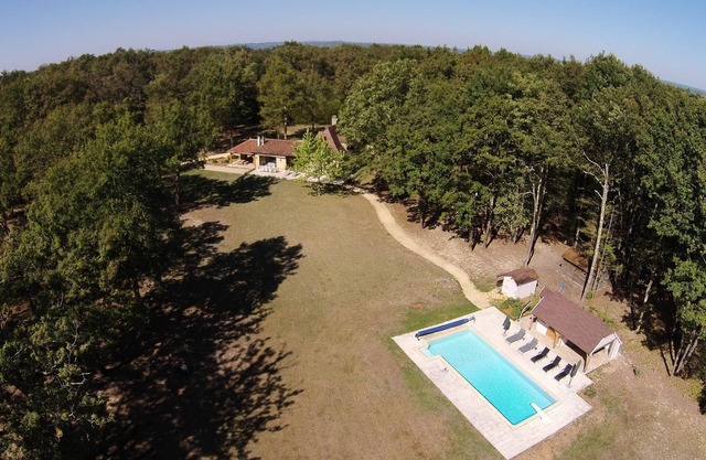 Beautiful villa with georgeous view, AC, heated pool & tennis court