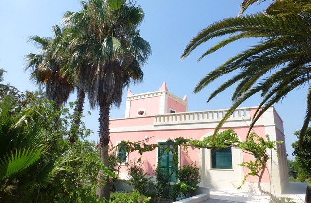 Villa de lujo con piscina, 3 dormitorios y 2 baños, terraza, pérgola, jardìn
