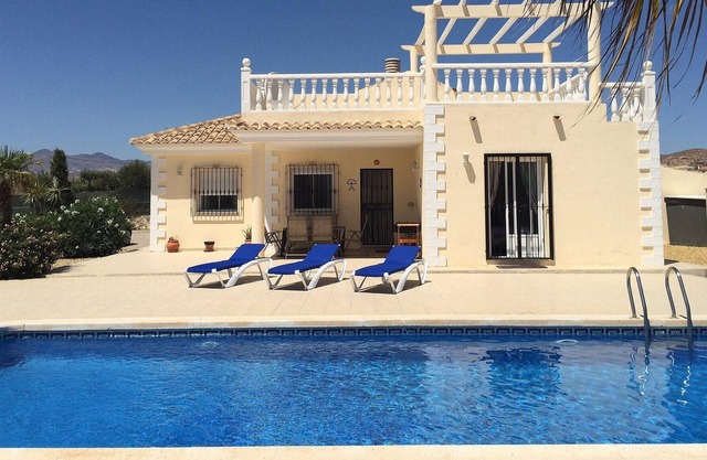 Hermosa villa con huerto propio, piscina privada grande y lujosa área sombreada