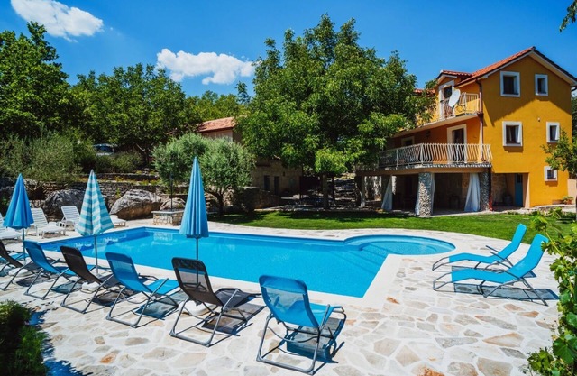 HERMOSA VILLA DE PIEDRA completamente cerrado con una gran piscina cerca de Makarska