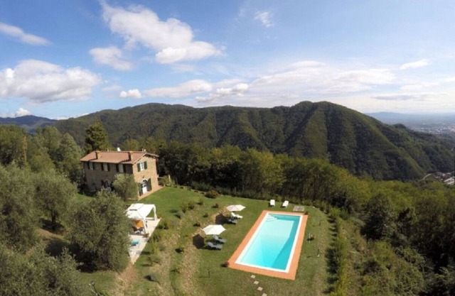 Hermosa villa con piscina para relajarse y disfrutar.